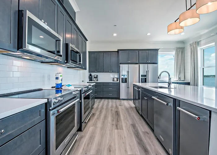 Over The Moon - 8 Bedroom - Sleeps 28 - Private Pool & Pier - Prickett *