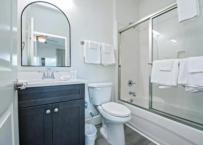 Holiday home Over The Moon - 8 Bedroom - Sleeps 28 - Private Pool & Pier - Prickett