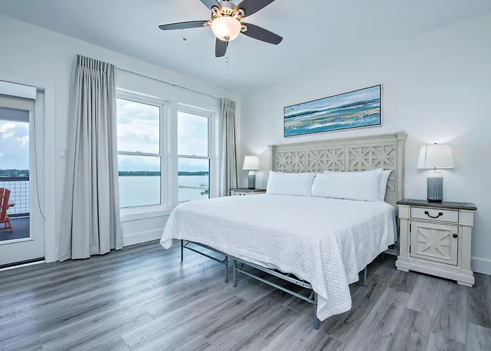 Over The Moon - 8 Bedroom - Sleeps 28 - Private Pool & Pier - Prickett Holiday home *