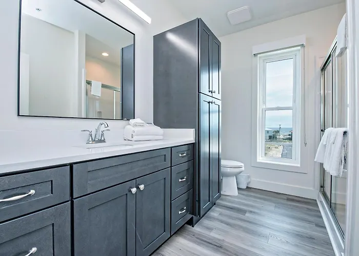 Over The Moon - 8 Bedroom - Sleeps 28 - Private Pool & Pier - Prickett